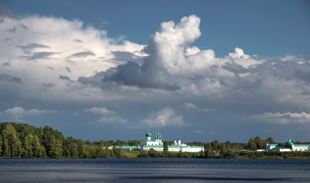 Monasterio de la Santísima Trinidad Alexander Svirsky en el lago Roshinskoye en la región de Leningrado Rusia. con el telón de fondo de un cielo tormentoso, en un día de verano