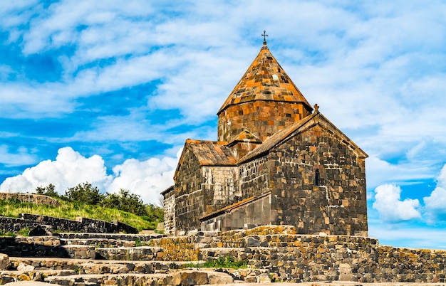 Monasterio de Sevanavank en el lago Sevan en Armenia