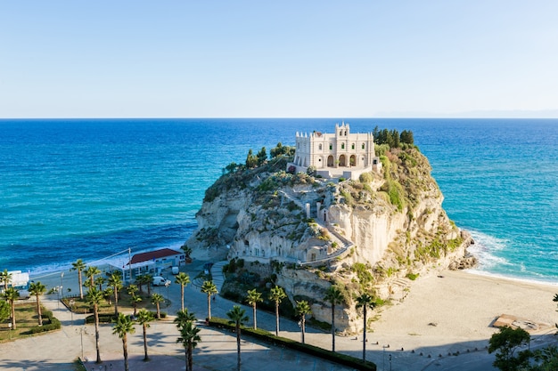 Foto monasterio del siglo en la parte superior del santuario de la isla de santa maría, tropea, calabria, italia, la playa de tropea en el mar tirreno