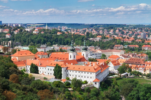 Monasterio de Strahov desde arriba en día soleado, Praga, República Checa