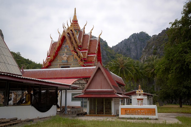 Monasterio tailandés en el área del templo khao daeng que muestra patrones delicados de arquitectura tailandesa
