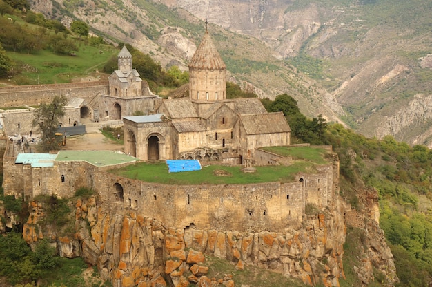 Foto monasterio tatev ubicado en la gran meseta de basalto en la provincia syunik del sur de armenia