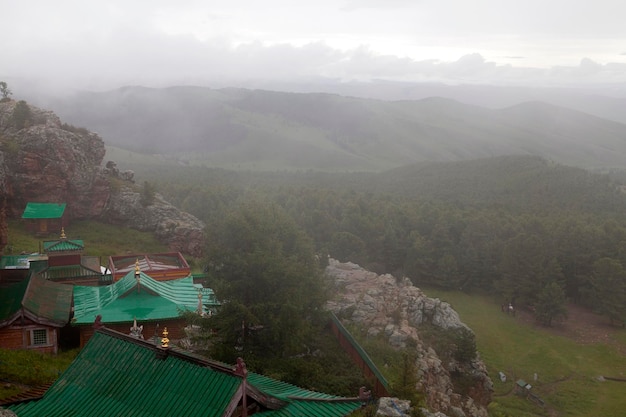 Monasterio de Tovkhon en la niebla