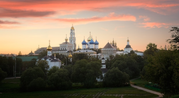 Monasterio de la Trinidad de St Sergy en el anochecer Sergiev Posad Rusia