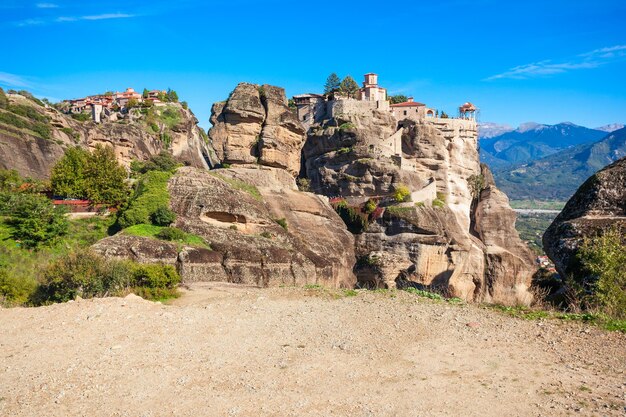 El Monasterio de Varlaam y el Monasterio de Great Meteoron en Meteora. Meteora es uno de los complejos de monasterios ortodoxos orientales más grandes y más abruptamente construidos de Grecia.