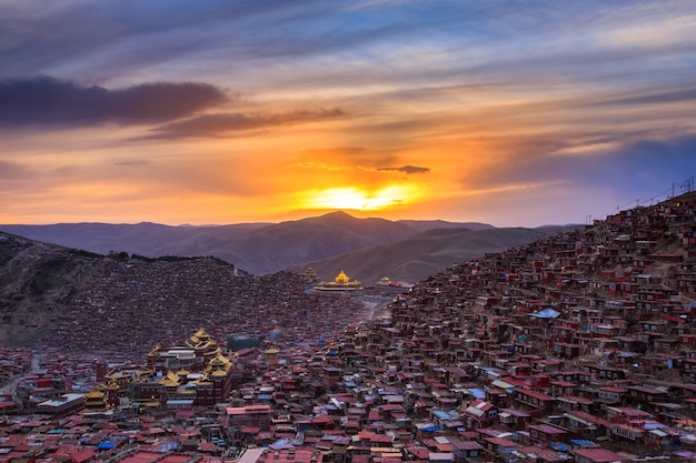 Monasterio de vista superior en Larung gar (Academia budista), Sichuan, China