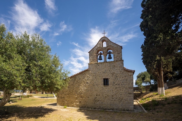 Monasterio de Zvernec El Monasterio de la Dormición de Theotokos Mary es un importante monumento cultural en la Laguna de Narta