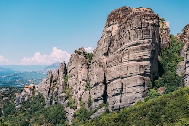 Monasterios de Meteora construidos sobre rocas calizas Grecia