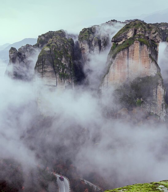 Monastérios ortodoxos de Meteora, na Grécia, nas rochas envoltas em nevoeiro