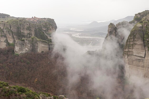 Monasterios ortodoxos de Meteora Grecia en las rocas envueltas en niebla