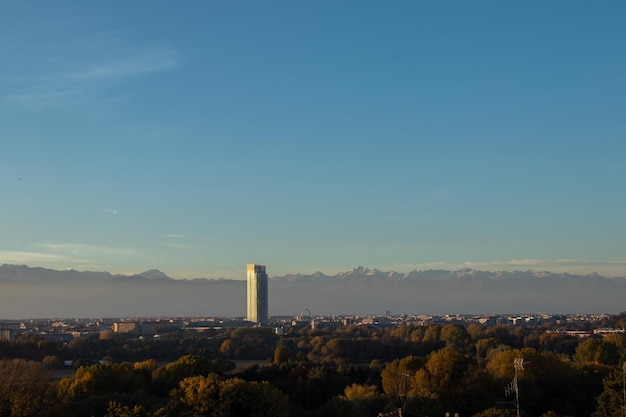 Moncalieri Italia y su hermosa arquitectura hermoso día con cielo azul claro montañas