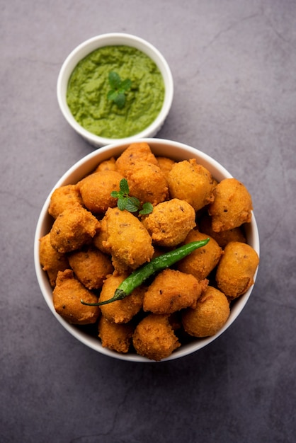 Monção especial Moong Dal Vada, Pakoda, Dalwada, Pakora ou Mungdal Bhajiya ou bolinhos de grama divididos amarelos servidos com chutney verde