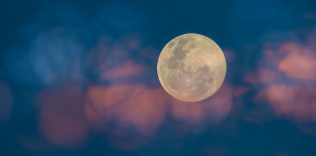 Mond im nächtlichen Himmelshintergrund