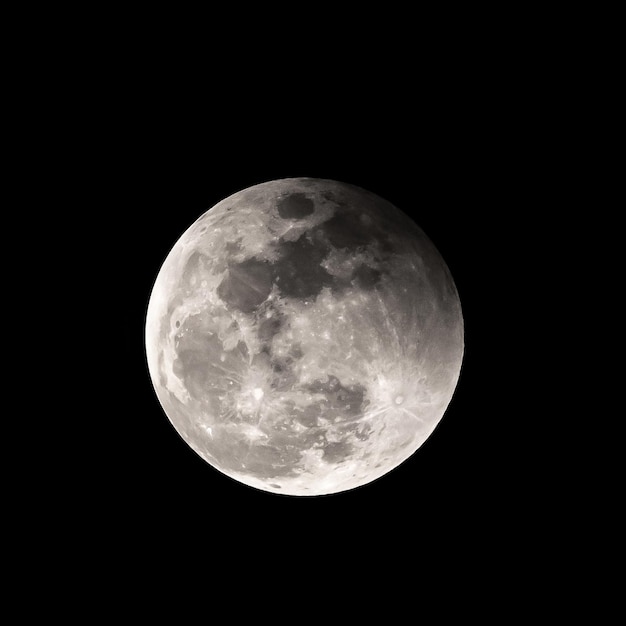 Mond in der dunklen Nacht, dunkler Hintergrund