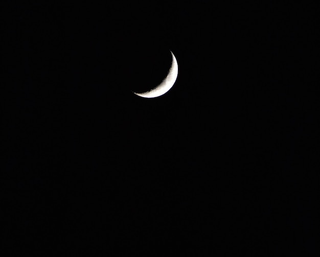 Mond in einem dunklen Himmel