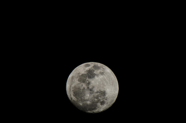 Mond-Nahaufnahme, die die Details der Mondoberfläche zeigt.