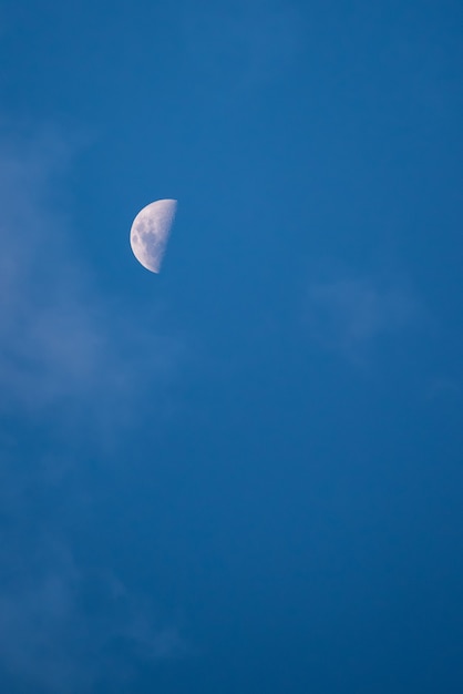 Mond, schöner Mond tagsüber mit blauem Himmel im Hintergrund, geringe Schärfentiefe. Selektiver Fokus.