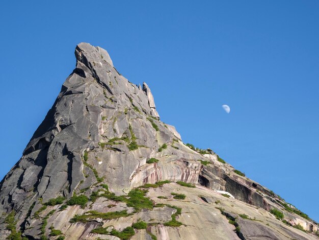 Mond über dem scharfen Felsen