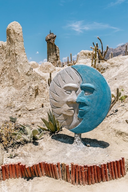 Mond- und Sonnenzeichen im Valle de la Luna oder Killa Qhichwa Moon Valley La Paz Bolivien.