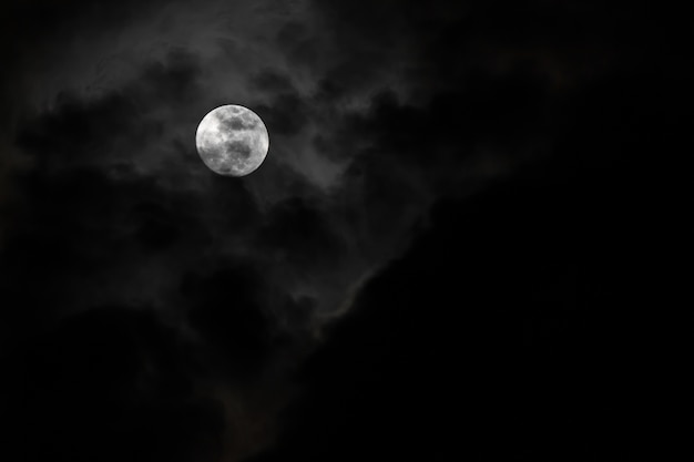 Mond und Wolken im Himmel in einer ruhigen Nacht mit dem Wind weht