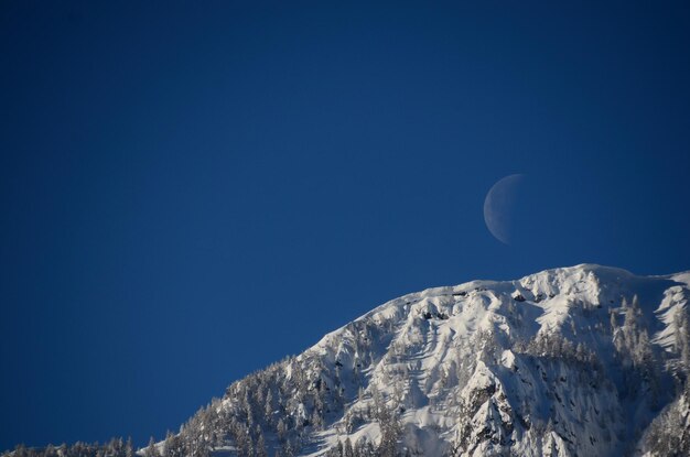 Mondhimmel und Berg