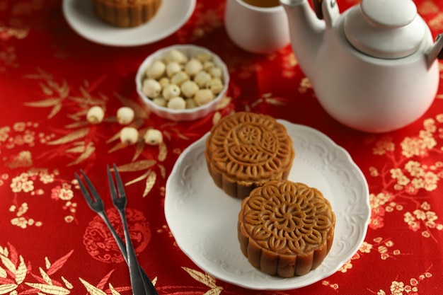 Mondkuchen mit rotem Hintergrund hautnah. Mooncake ist eine traditionelle chinesische Bäckerei.