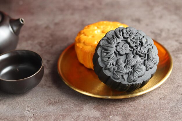 Mondkuchen mit schwarzem Hintergrund hautnah. Mooncake ist eine traditionelle chinesische Bäckerei