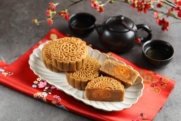 Mondkuchen mit schwarzem Hintergrund hautnah. Mooncake ist eine traditionelle chinesische Bäckerei