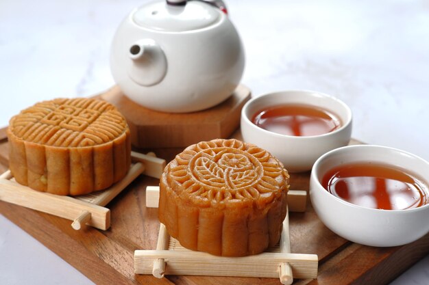 mondkuchen, mondkuchen - chinesisches traditionelles gebäck auf weißem hintergrund, mittherbstfestkonzept