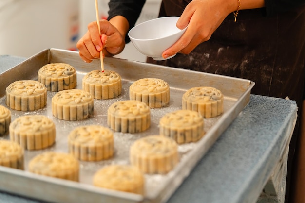 Mondkuchenherstellungsprozess Ein Mondkuchen ist ein traditionelles chinesisches Bäckereiprodukt