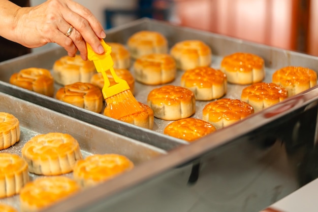 Mondkuchenherstellungsprozess Ein Mondkuchen ist ein traditionelles chinesisches Bäckereiprodukt