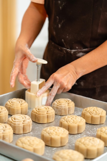 Mondkuchenherstellungsprozess Ein Mondkuchen ist ein traditionelles chinesisches Bäckereiprodukt