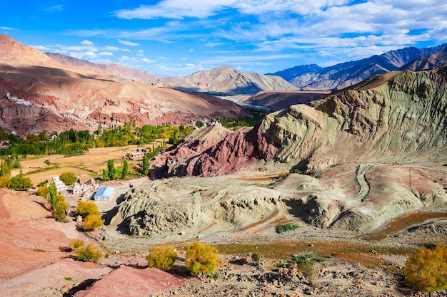 Mondland in der Nähe des Dorfes Lamayuru in Ladakh