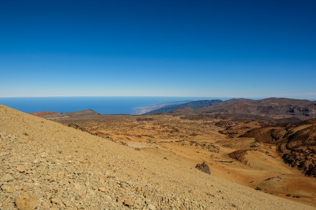 Foto mondlandschaft. wüstenlandschaft im nationalpark teide, teneriffa, kanarische inseln, spanien