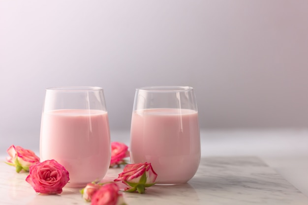 Mondmilch mit rosa Rosenblüte zubereitet