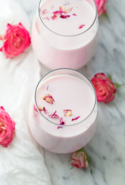 Mondmilch mit rosa Rosenblüte zubereitet