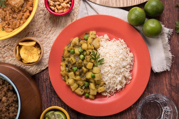 Mondonguito a la italiana Perú mesa de buffet de comida reconfortante tradicional