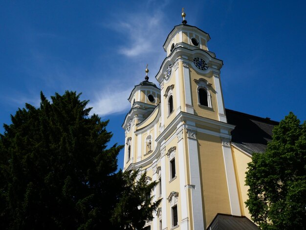 Foto mondsee austria 2 de junio de 2019 vista de las torres de la basílica de san miguel en los alpes austriacos