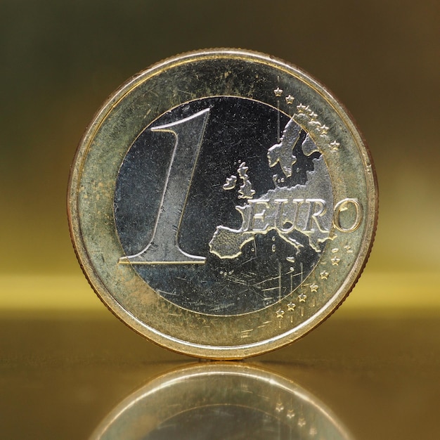 Moneda de 1 euro Unión Europea sobre fondo de oro