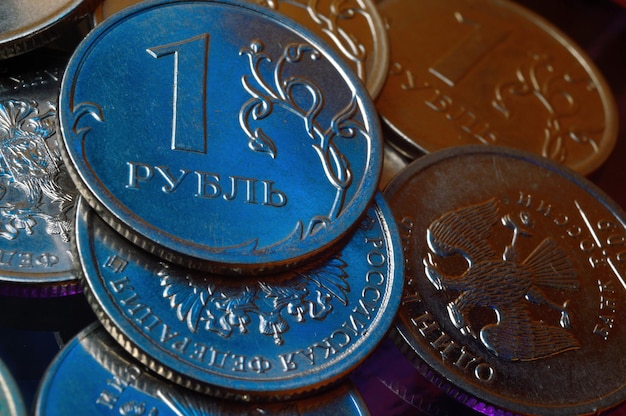 La moneda de 1 rublo ruso está resaltada en azul. de cerca.