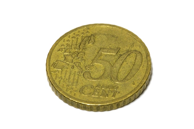 Una moneda de 50 céntimos de euro, aislada sobre fondo blanco.