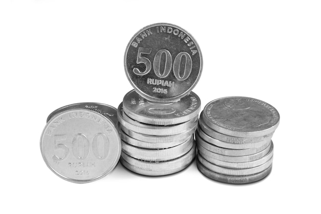 Moneda de 500 rupias indonesias aislada en un fondo blanco