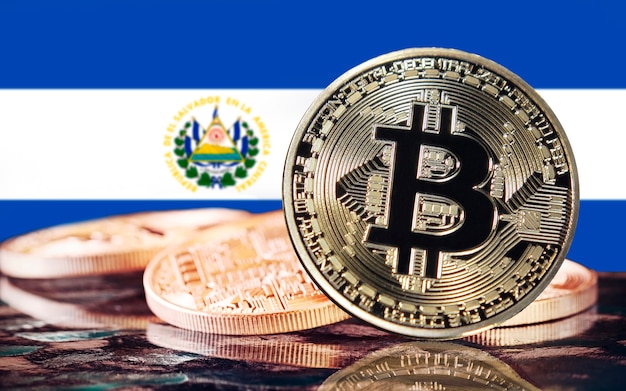 Moneda bitcoin con la bandera de el salvador en el fondo varias monedas bitcoin con la bandera de el salvador