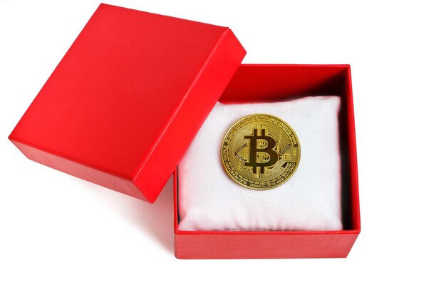 Foto moneda bitcoin en una caja de regalo roja sobre un fondo blanco