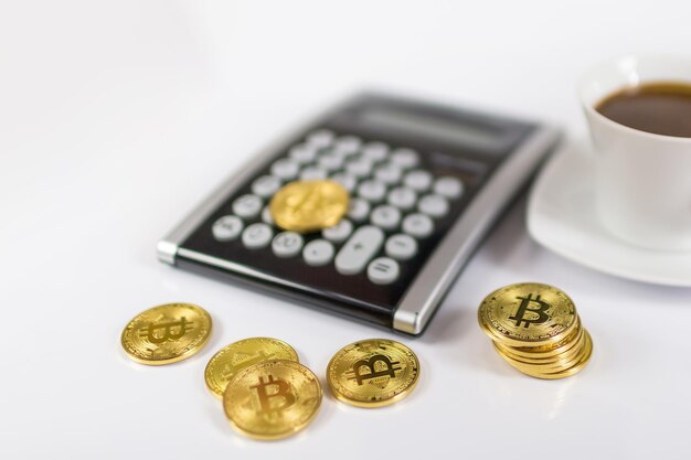 La moneda de Bitcoin en una calculadora