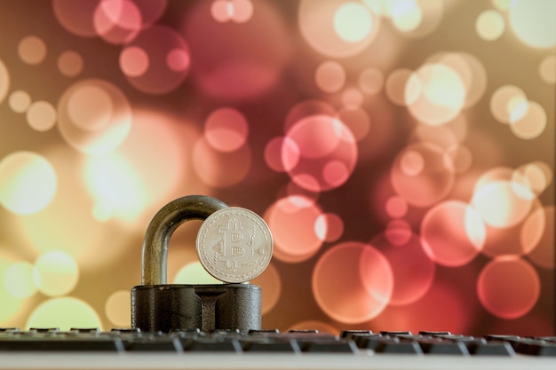 Moneda de Bitcoin en la computadora del teclado en bokee. Criptomoneda virtual.