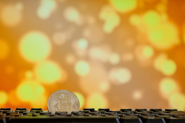 Foto moneda de bitcoin en la computadora del teclado en bokee.