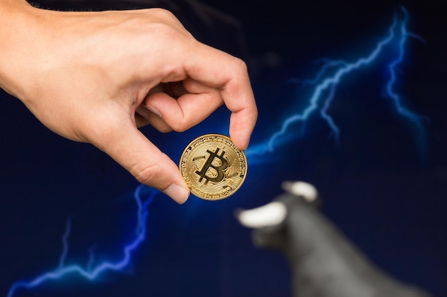 Moneda de Bitcoin delante del relámpago