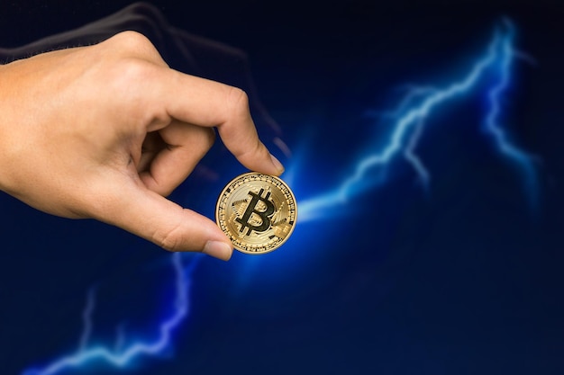 Moneda de Bitcoin delante del relámpago