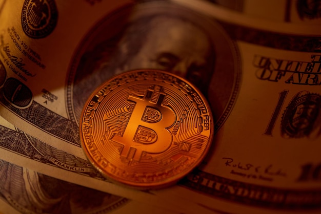 Moneda bitcoin dorada en dólares estadounidenses cerrar moneda criptográfica electrónica